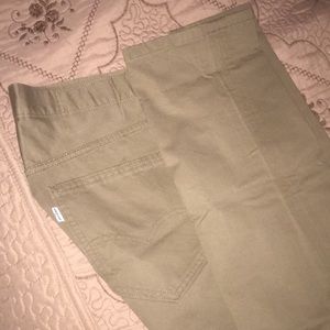 Use tan Levi’s pants